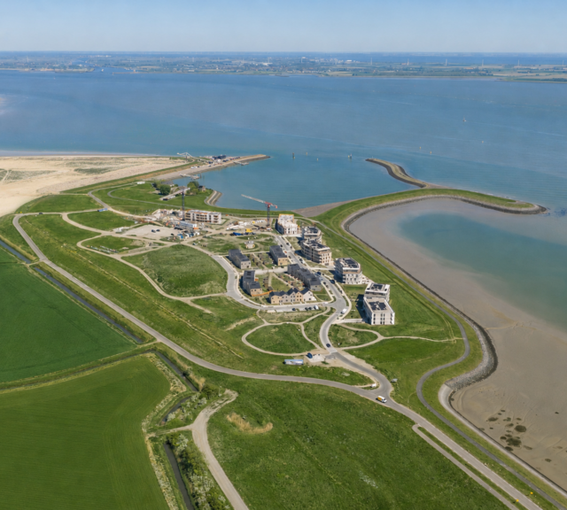 Luchtbeeld van Waterzande, de dijk en de Westerschelde