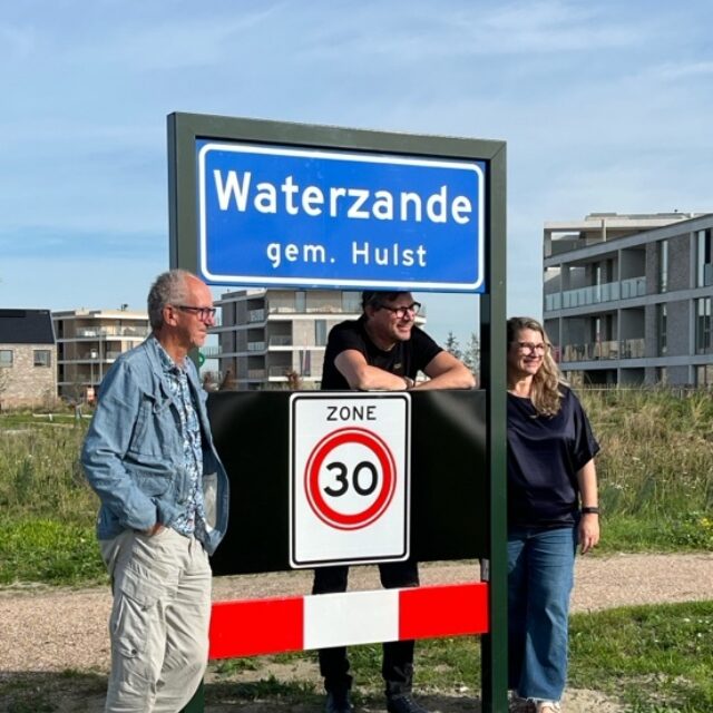Plaatsnaambord van Waterzande bij de ingang van het dorp