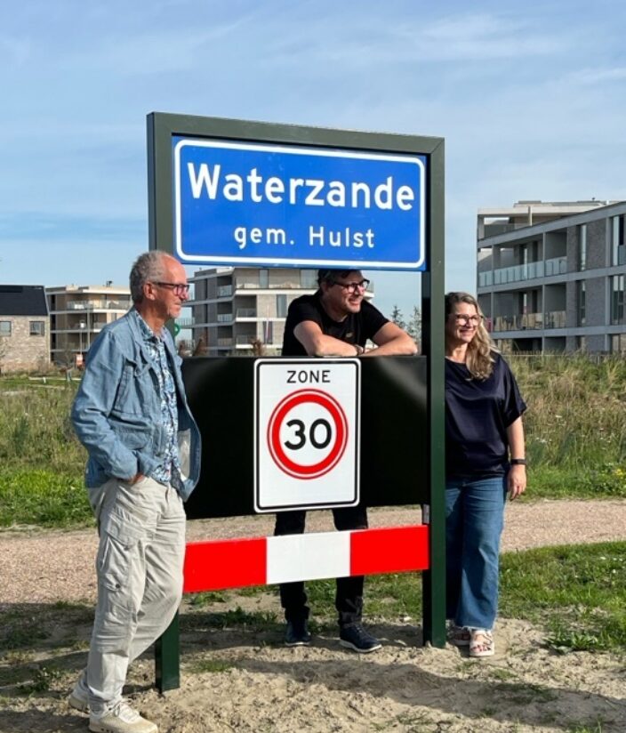 Plaatsnaambord van Waterzande bij de ingang van het dorp
