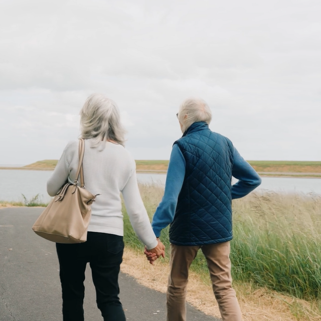 François en Jeanine wandelen langs de Westerschelde