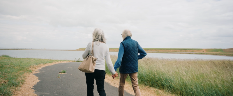 François en Jeanine wandelen langs de Westerschelde