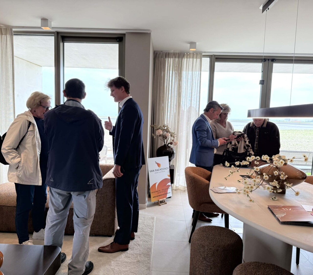 Succesvolle opening van het kijkappartement in Waterzande