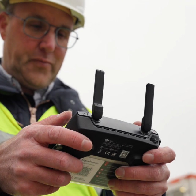 Dronepiloot Jurgen Piessens volgt de bouw van Waterzande op de voet